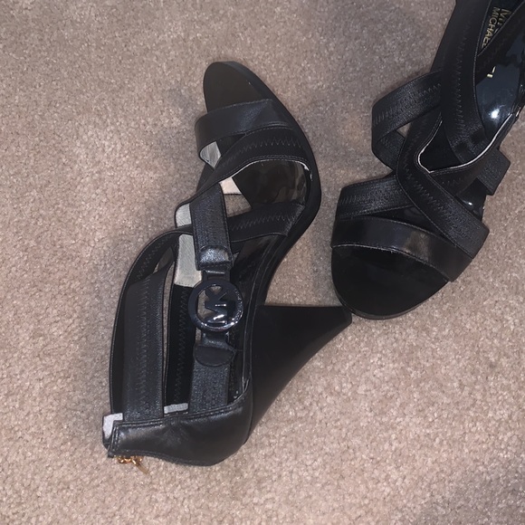 Michael kors heels. Great condition. Size 7.5 - Picture 3 of 3